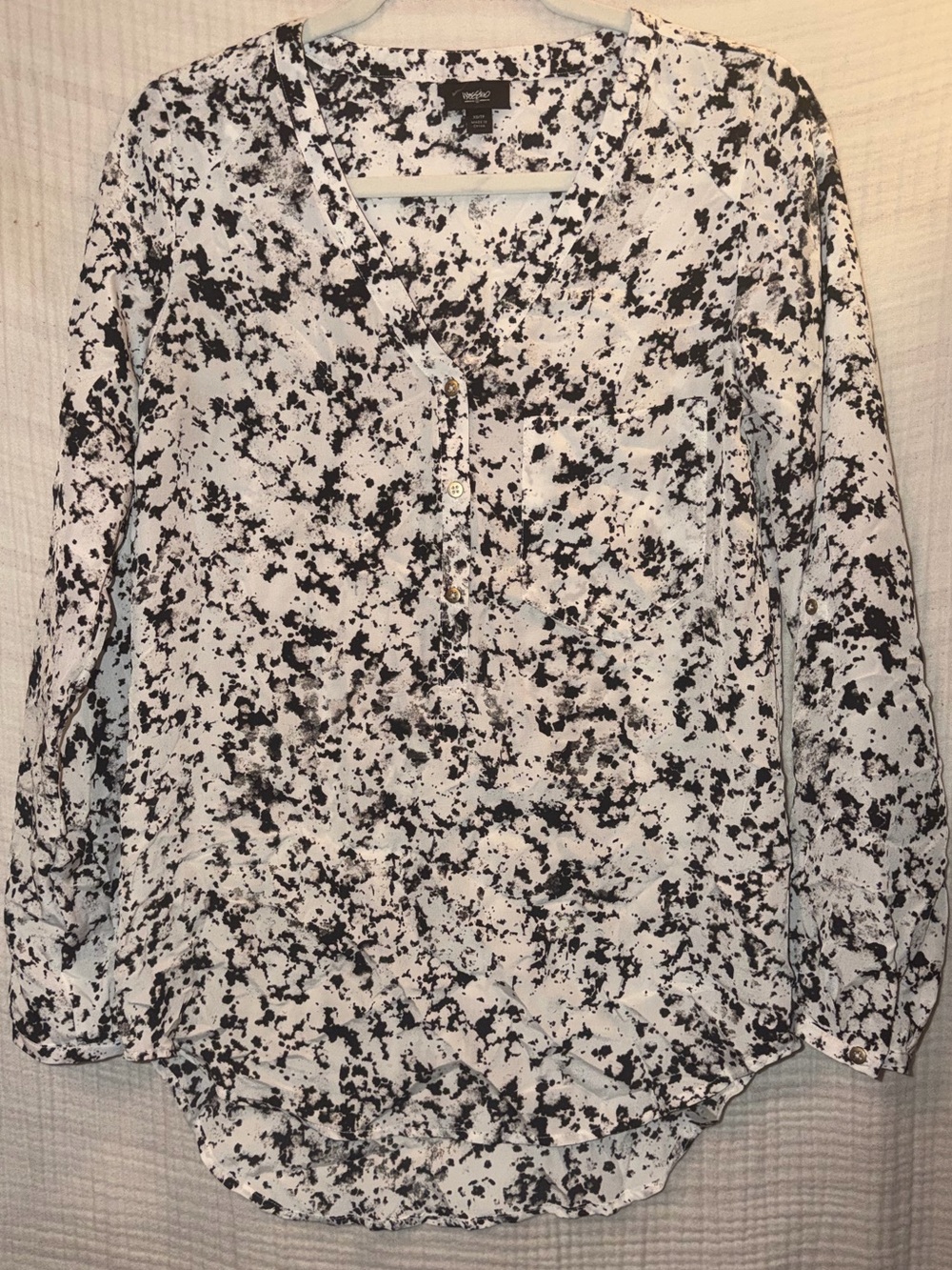 Mossino White and Black Speckled V-Neck Blouse front pocket size XS -J